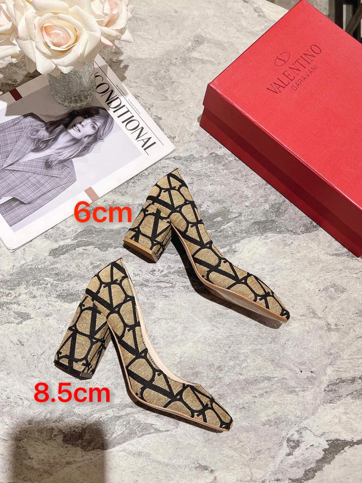 👟👟Ex-factory price 440👟👟 Genuine leather sole +40 Top version 𝑉𝐴𝐿𝐸𝑁𝑇𝐼𝑁𝑂 Valentino new spring and summer women's 5⃣️ color spring shoes. The unique [V logo fabric print pattern] brings out a full sense of high-end, and the new season will live up to expectations! Worth buying★Absolutely high-grade❥Original method, Absolutely sensual❥Elegant style, creating a different feeling, simple and elegant style!  Code number: 35-41 (34-42 customized) Fabric: Fabric printed cloth Lining: Sheepskin lining Heel height: 6cm～8.5cm2⃣️ options Leather outsole Rubber outsole